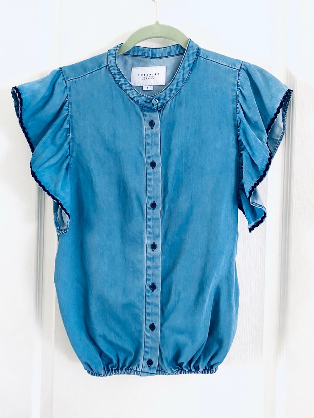 THE SHIRT Rochelle Behrens Chambray Ruffle Flutter Sleeve Top S